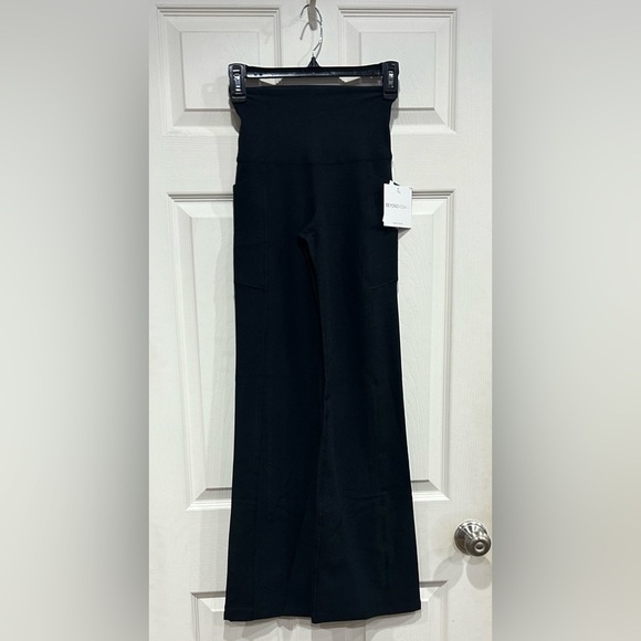 Beyond Yoga Women's XS Spacedye Versatility Pocket Bootcut Pant Black NWT - Picture 1 of 7